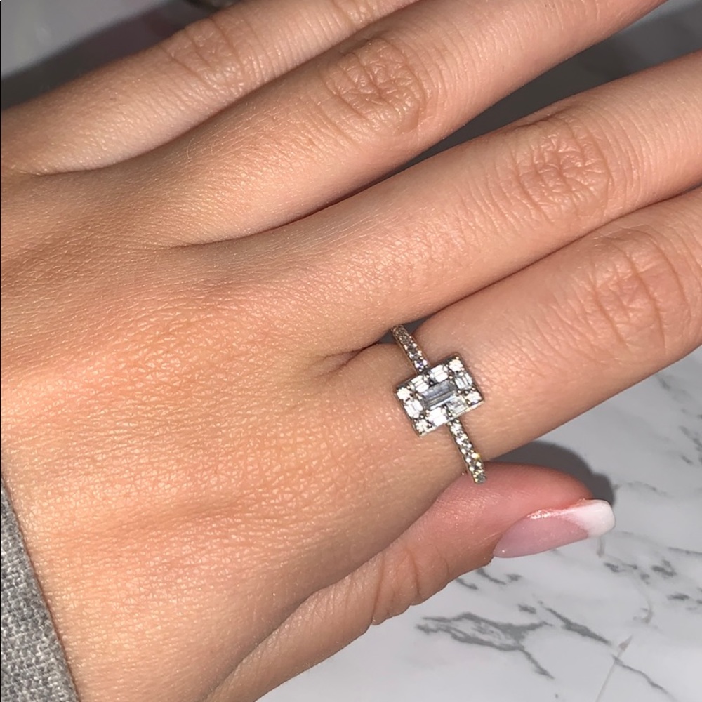 Sparkling square halo ring